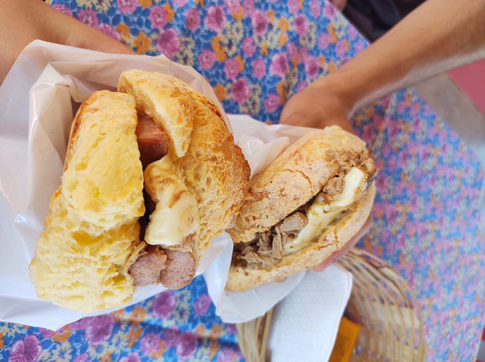 2 pão de queijo fourrés avec de la viande et du fromage, formant comme 2 hamburguers