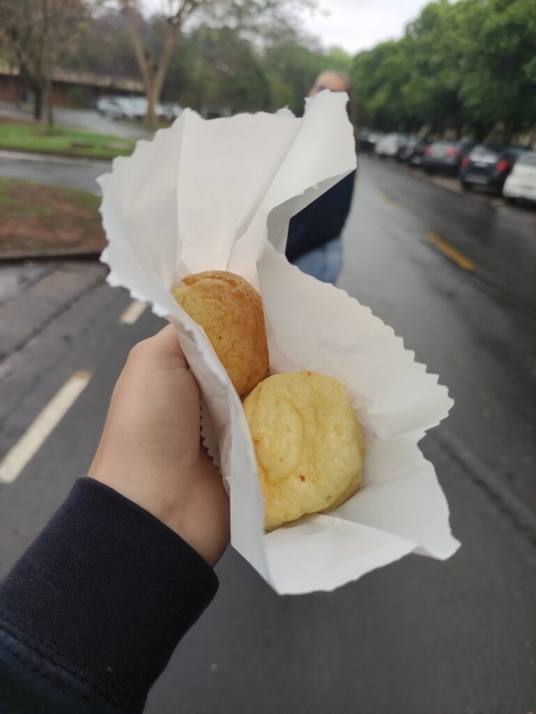 Pão de queijo achetés au café de l'université, vendus en petites portions